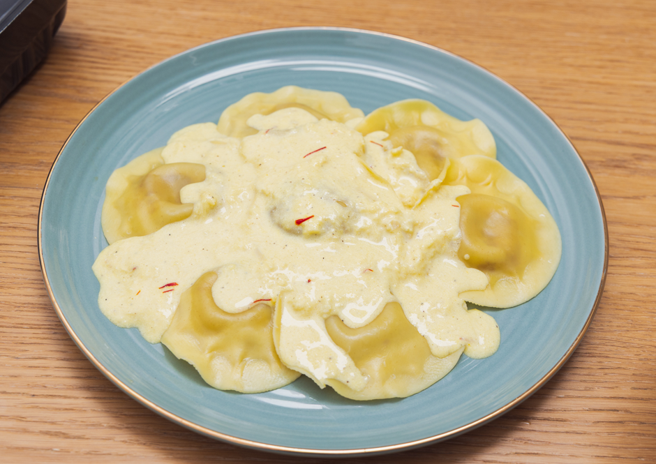 Capellacci rellenos de chantarella y Grana Padano con crema de azafrán