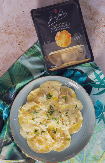 Capellacci rellenos de chantarella y Grana Padano con crema de azafrán