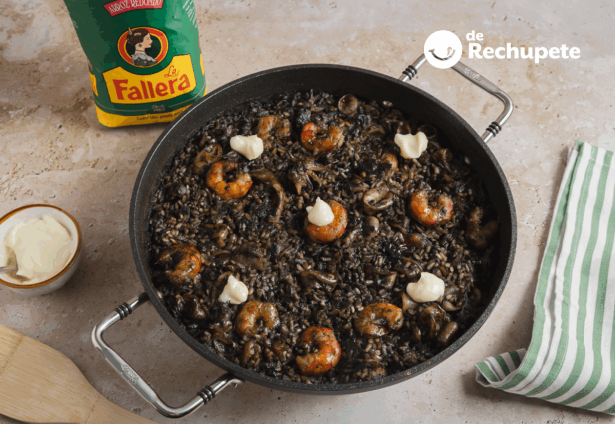 Arroz negro con calamares y gambas