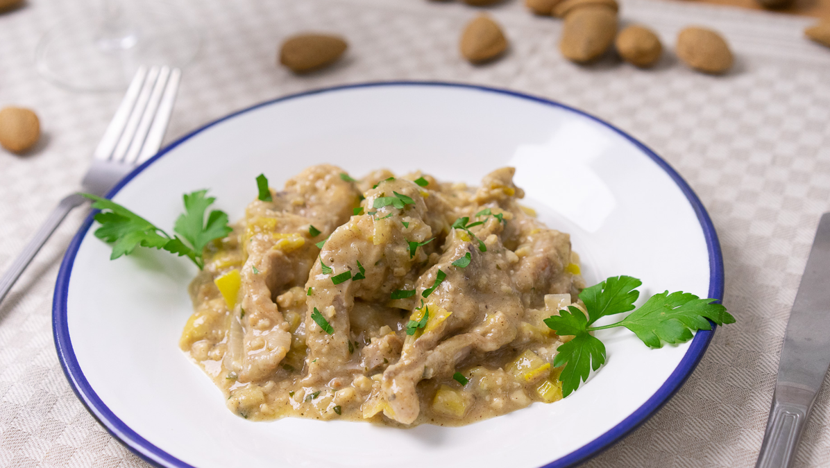 Conejo en salsa de almendras