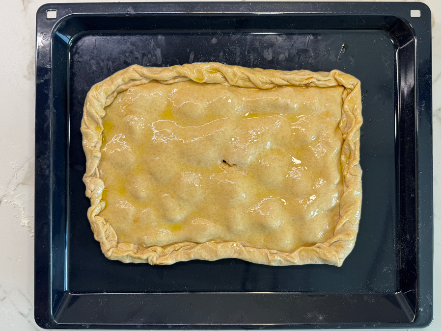 Empanada de salmón con masa gramada