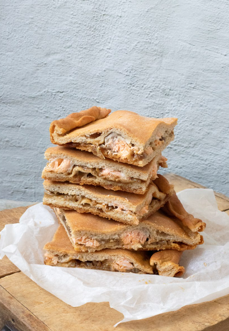Empanada de salmón con masa gramada