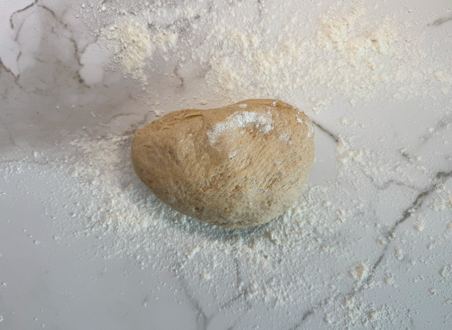 Empanada de salmón con masa gramada
