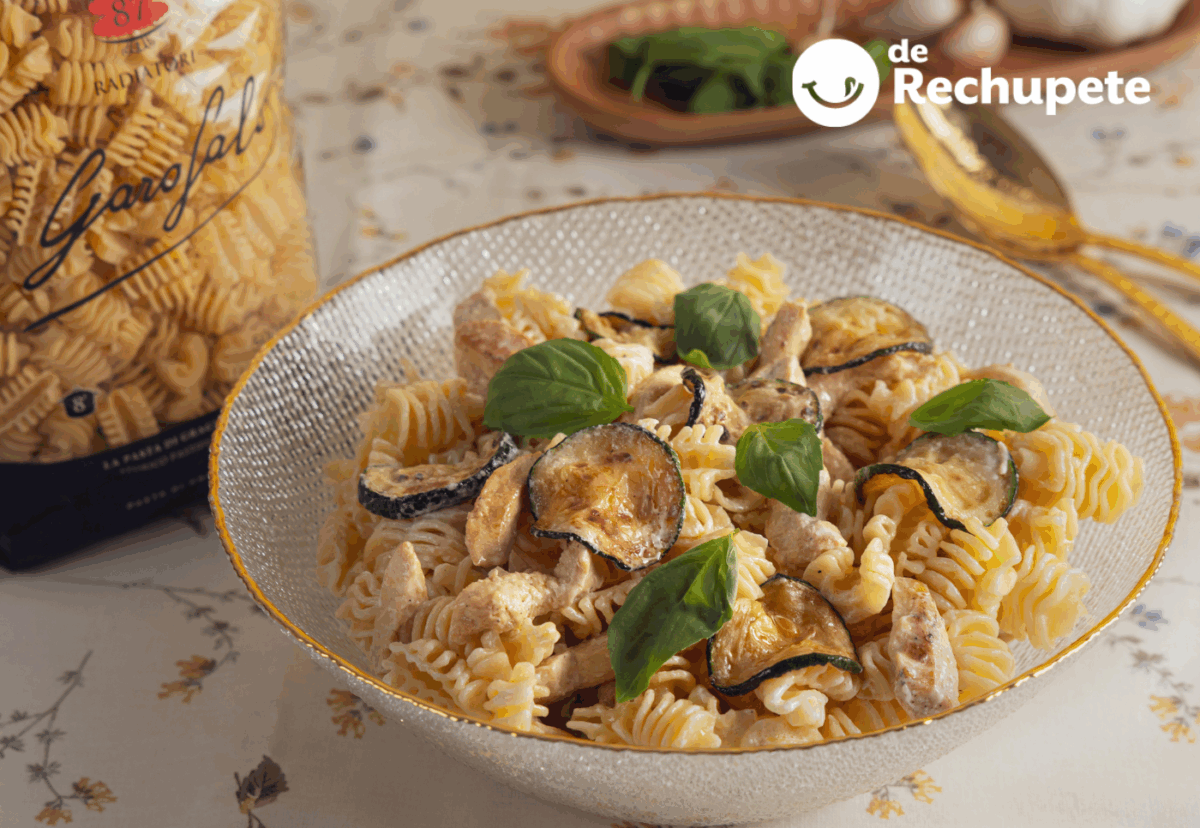 Ensalada de pasta radiatori con pollo macerado, calabacín a la plancha y salsa cremosa de yogur