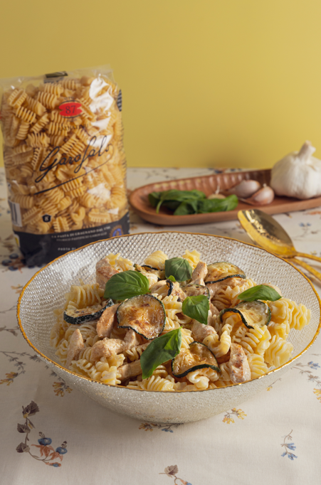 Ensalada de pasta radiatori con pollo macerado, calabacín a la plancha y salsa cremosa de yogur