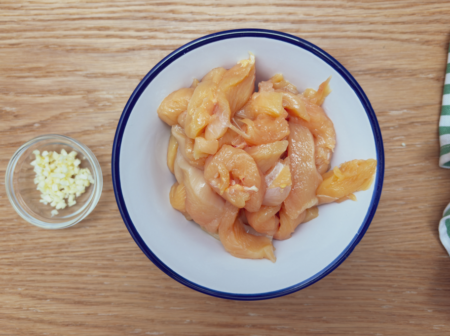 Ensalada de pasta radiatori con pollo macerado, calabacín a la plancha y salsa cremosa de yogur