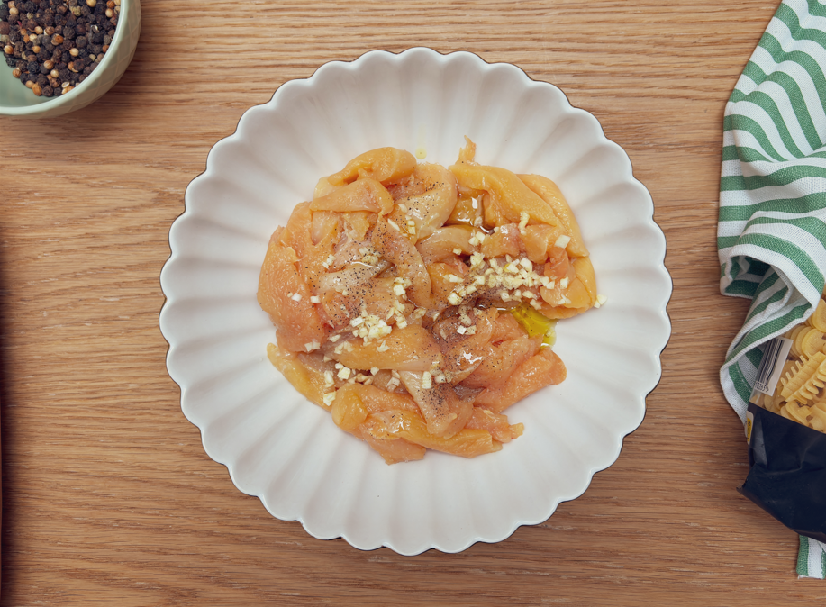 Ensalada de pasta radiatori con pollo macerado, calabacín a la plancha y salsa cremosa de yogur