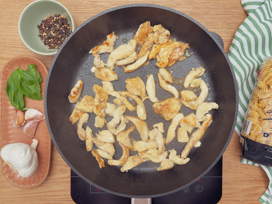 Ensalada de pasta radiatori con pollo macerado, calabacín a la plancha y salsa cremosa de yogur