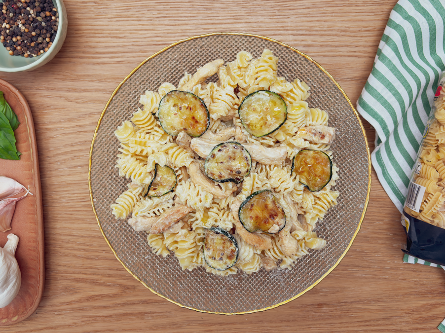Ensalada de pasta radiatori con pollo macerado, calabacín a la plancha y salsa cremosa de yogur