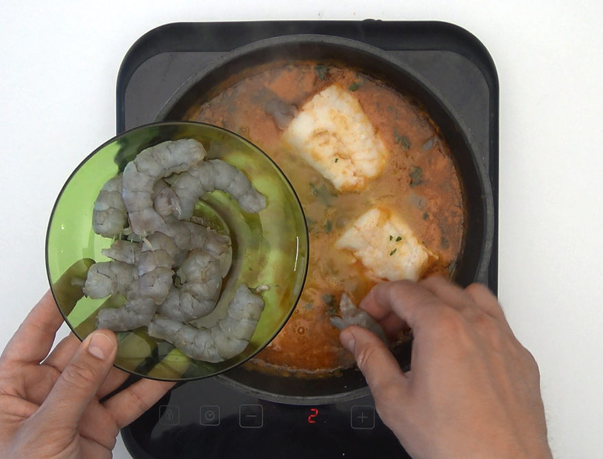 Lomos de merluza en salsa marinera