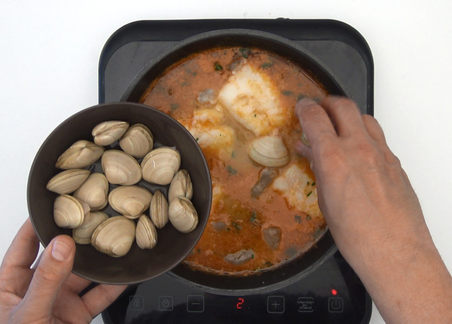 Lomos de merluza en salsa marinera