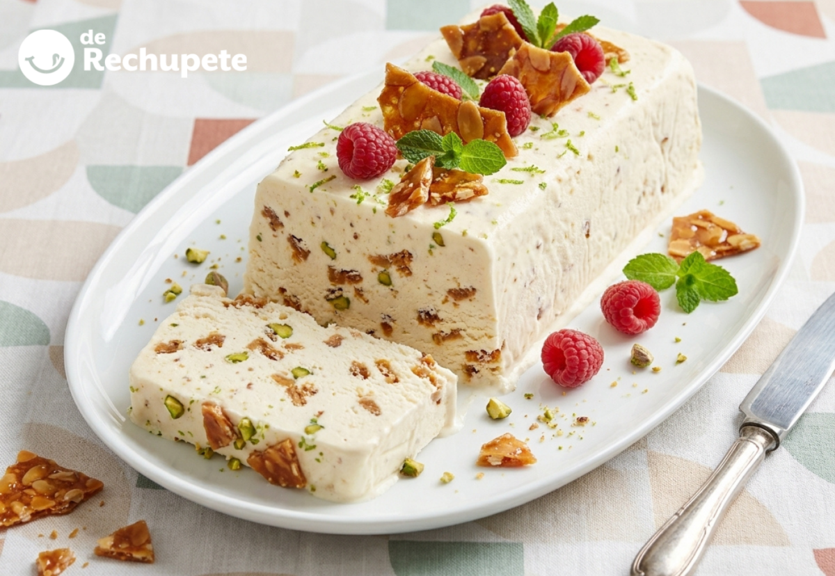 Nougat helado, un postre francés cremoso con miel y frutos secos