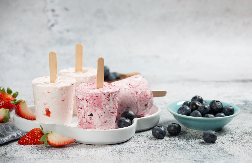 Polos de yogur griego y frutos rojos