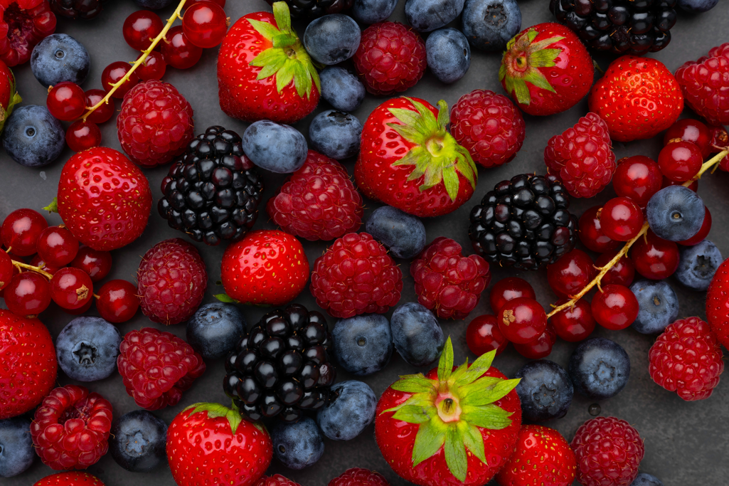 Polos de yogur griego y frutos rojos