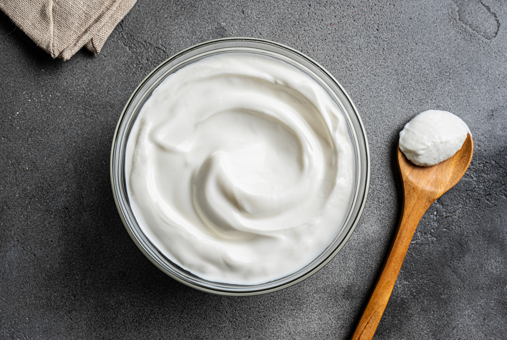 Polos de yogur griego y frutos rojos