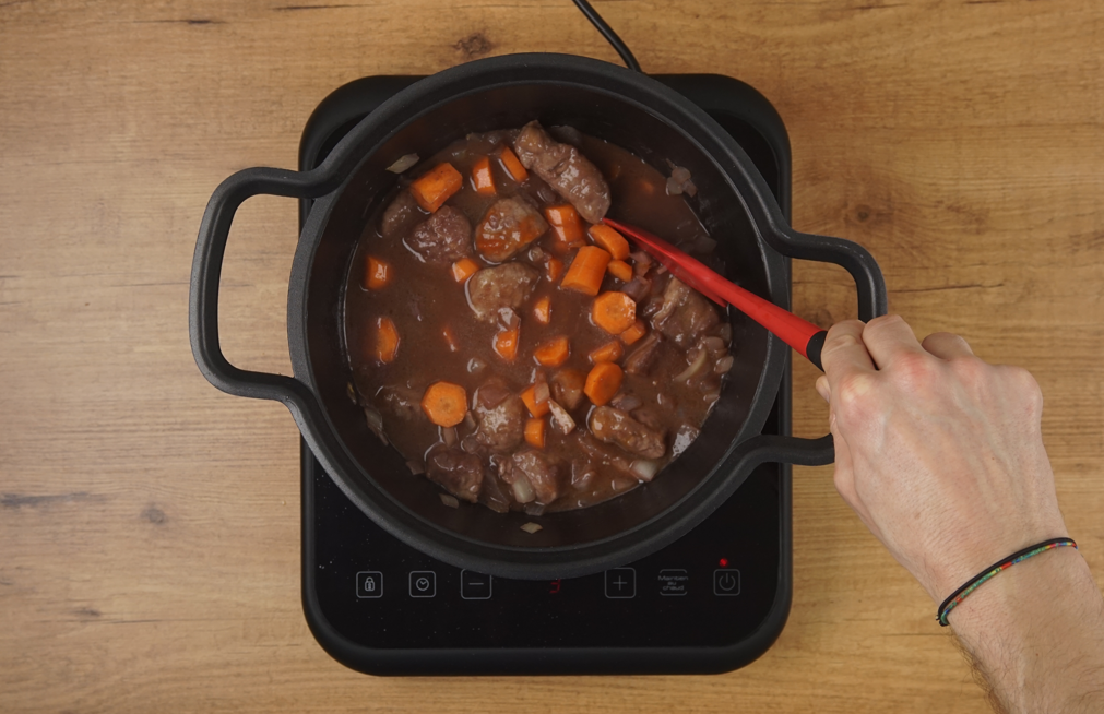Ragú de ternera al vino tinto con verduras