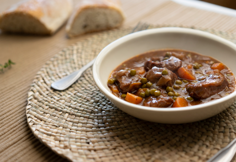 Ragú de ternera al vino tinto con verduras
