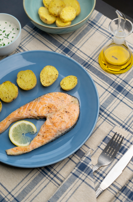 Salmón a la plancha con patatas al microondas