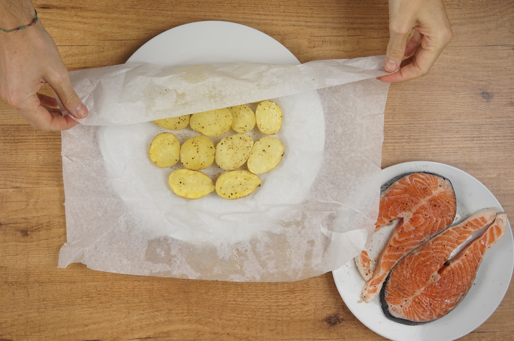Salmón a la plancha con patatas al microondas