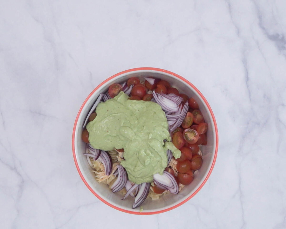 Ensalada de pasta con pollo y salsa de aguacate 13