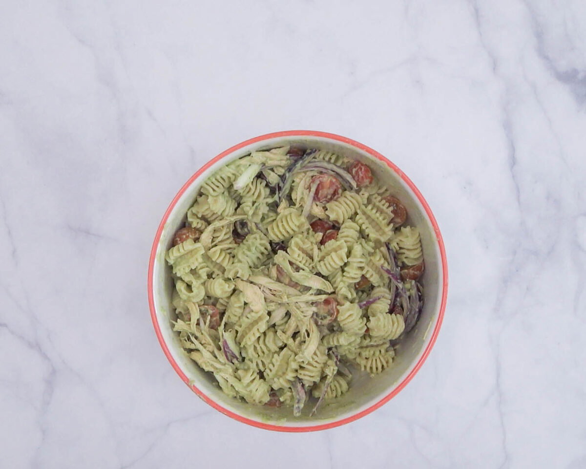 Ensalada de pasta con pollo y salsa de aguacate 14