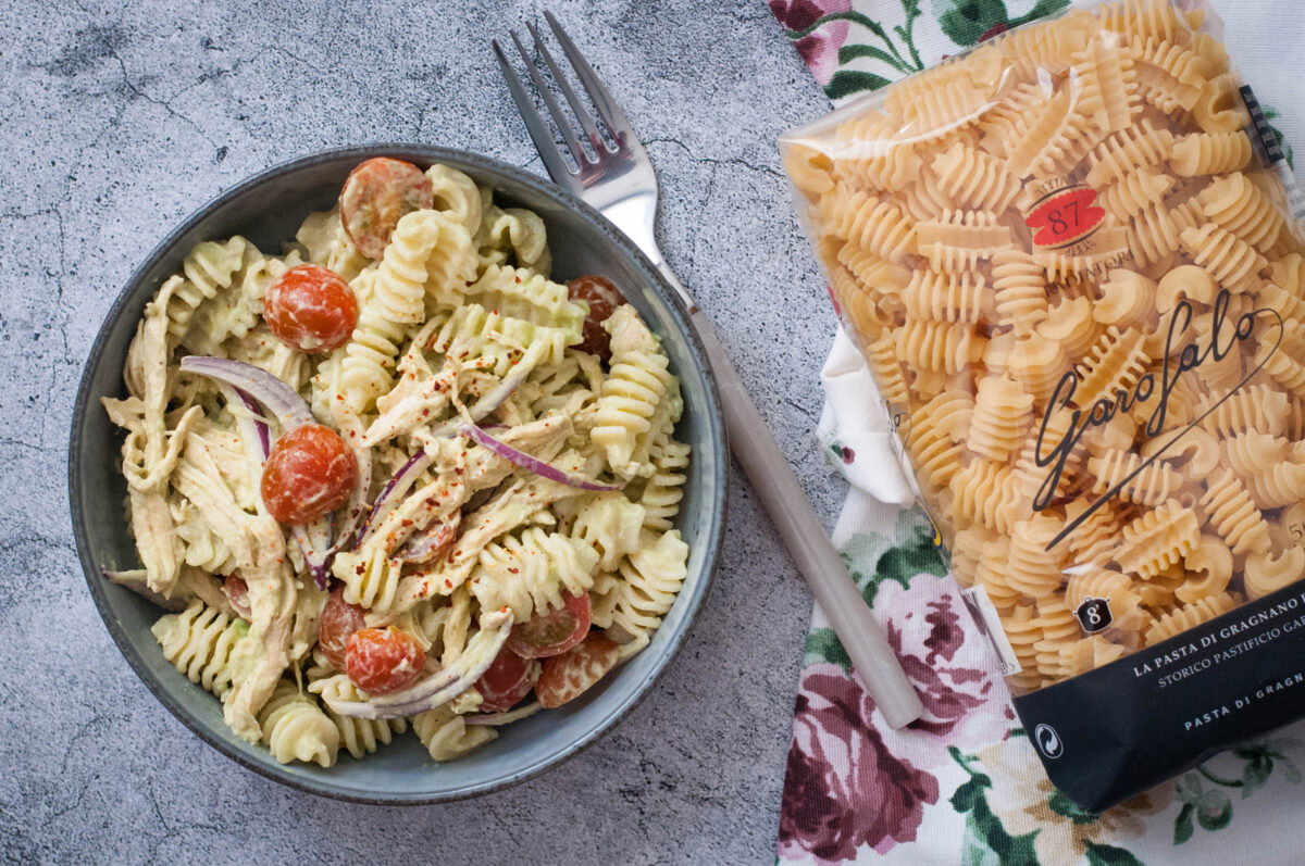 Ensalada de pasta con pollo y salsa de aguacate 15