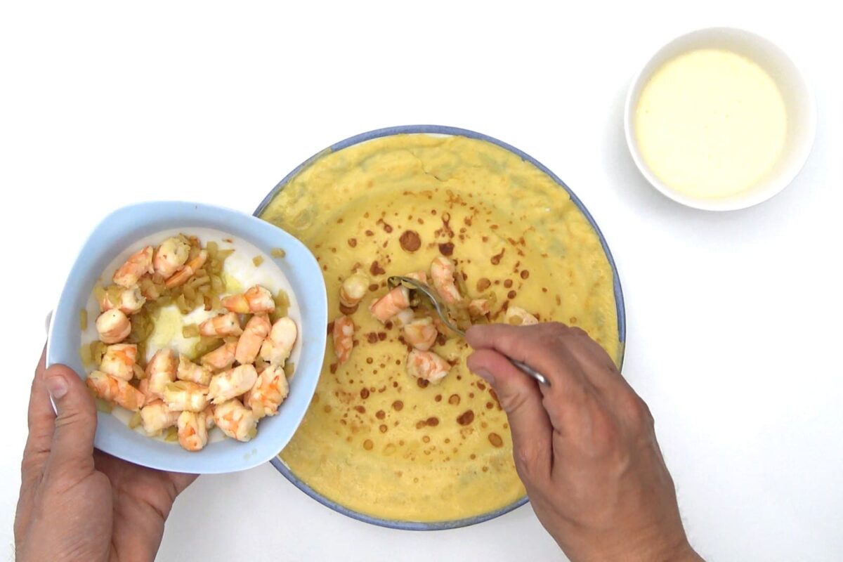 Filloas rellenas de langostinos y crema de queso (21)