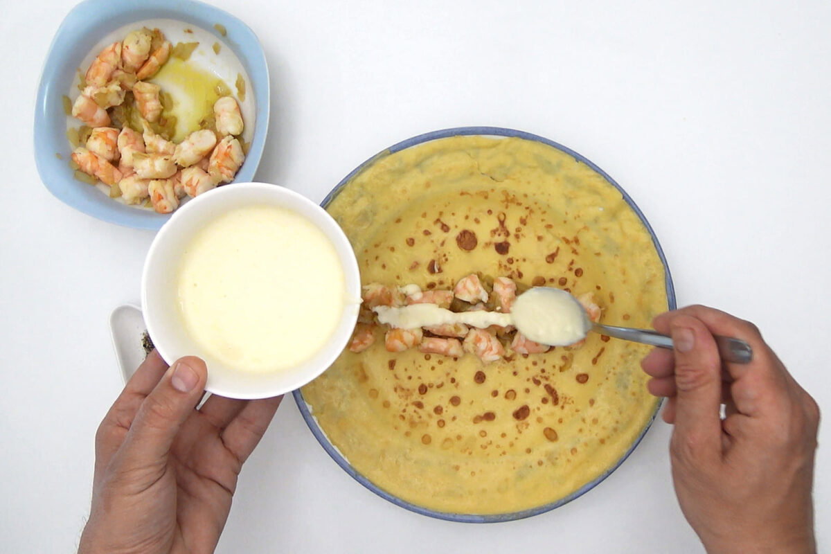 Filloas rellenas de langostinos y crema de queso (22)