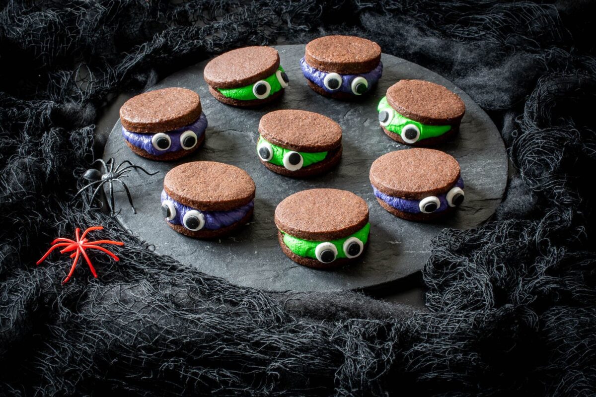 Sándwiches de galletas de chocolate monstruosos para Halloween (11)