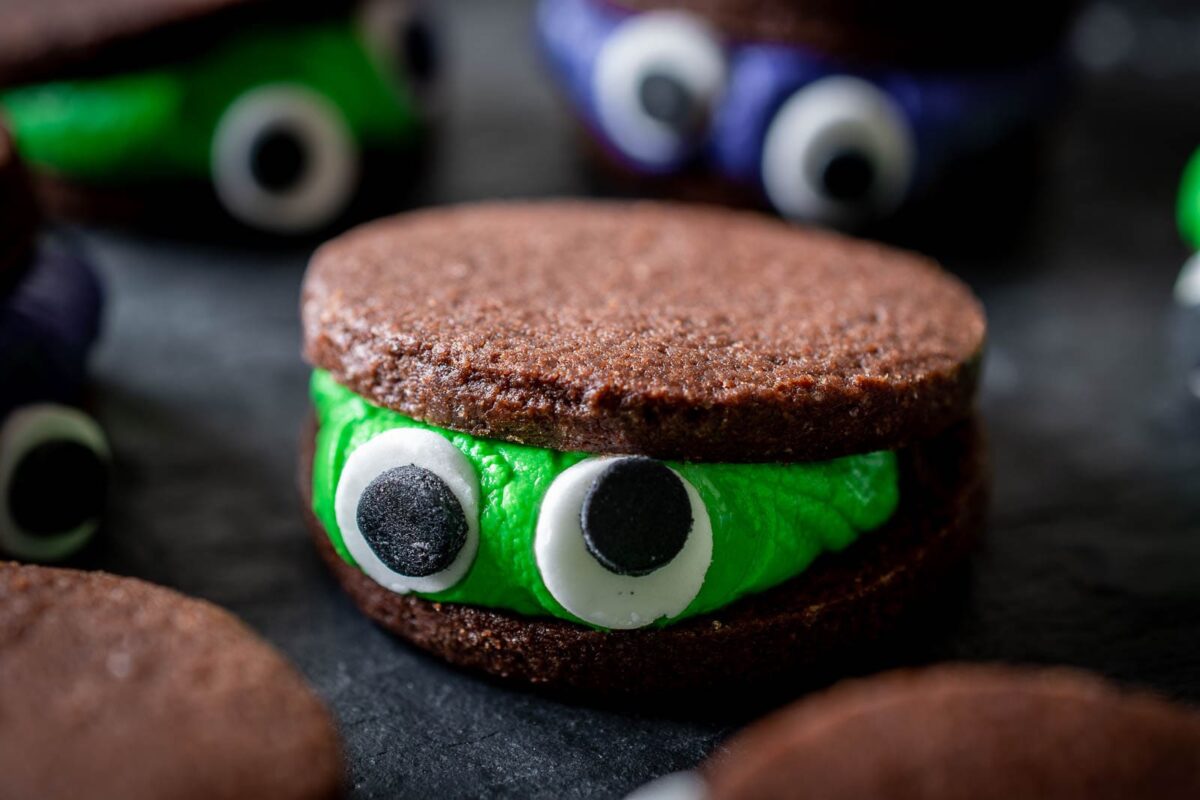 Sándwiches de galletas de chocolate monstruosos para Halloween (12)