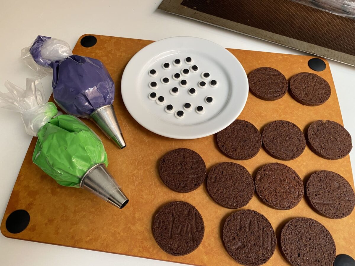 Sándwiches de galletas de chocolate monstruosos para Halloween (15)