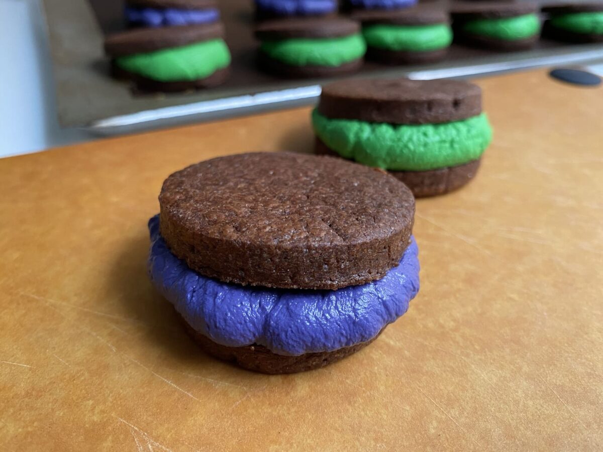 Sándwiches de galletas de chocolate monstruosos para Halloween (16)