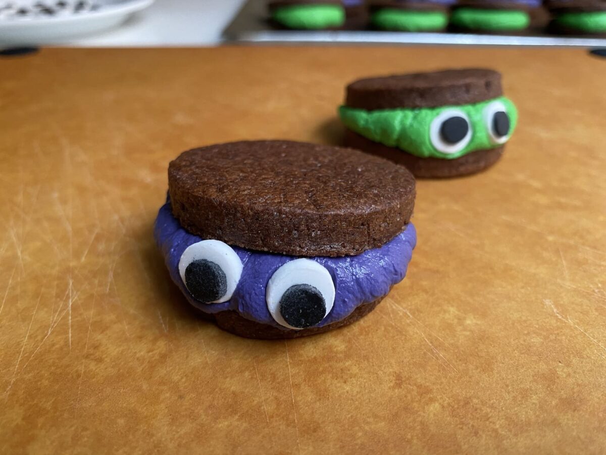 Sándwiches de galletas de chocolate monstruosos para Halloween (17)