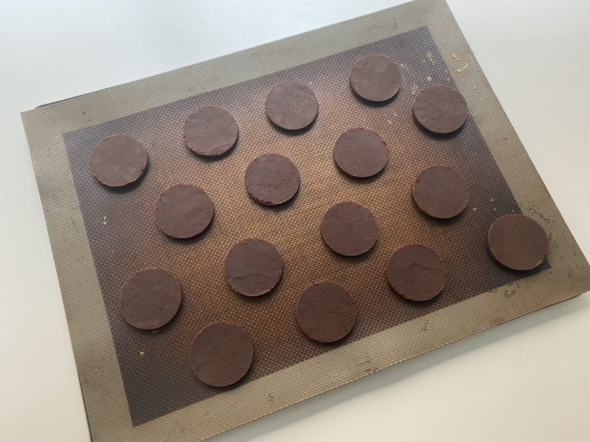 Sándwiches de galletas de chocolate monstruosos para Halloween (8)