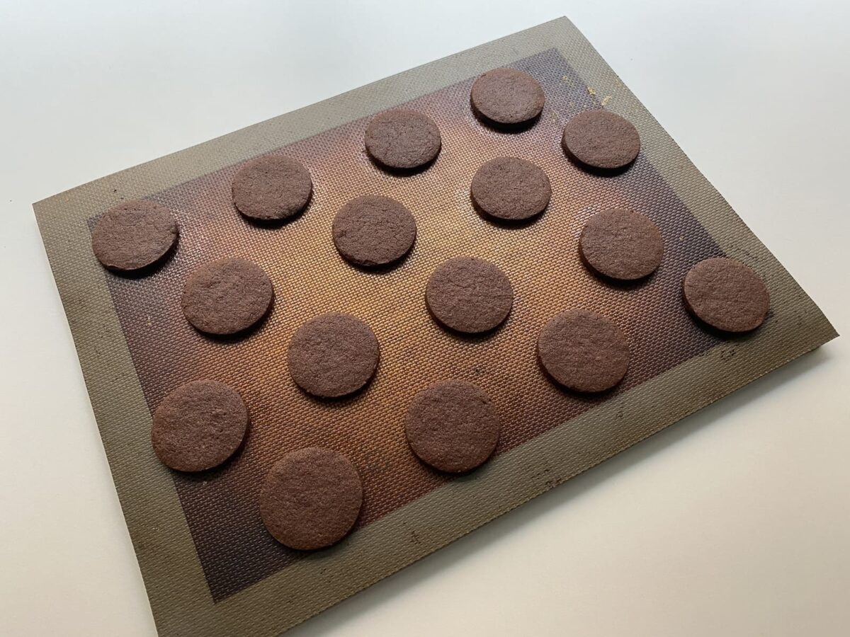 Sándwiches de galletas de chocolate monstruosos para Halloween (9)