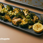 Brócoli al horno dorado y tierno, con ajo, pimentón y limón
