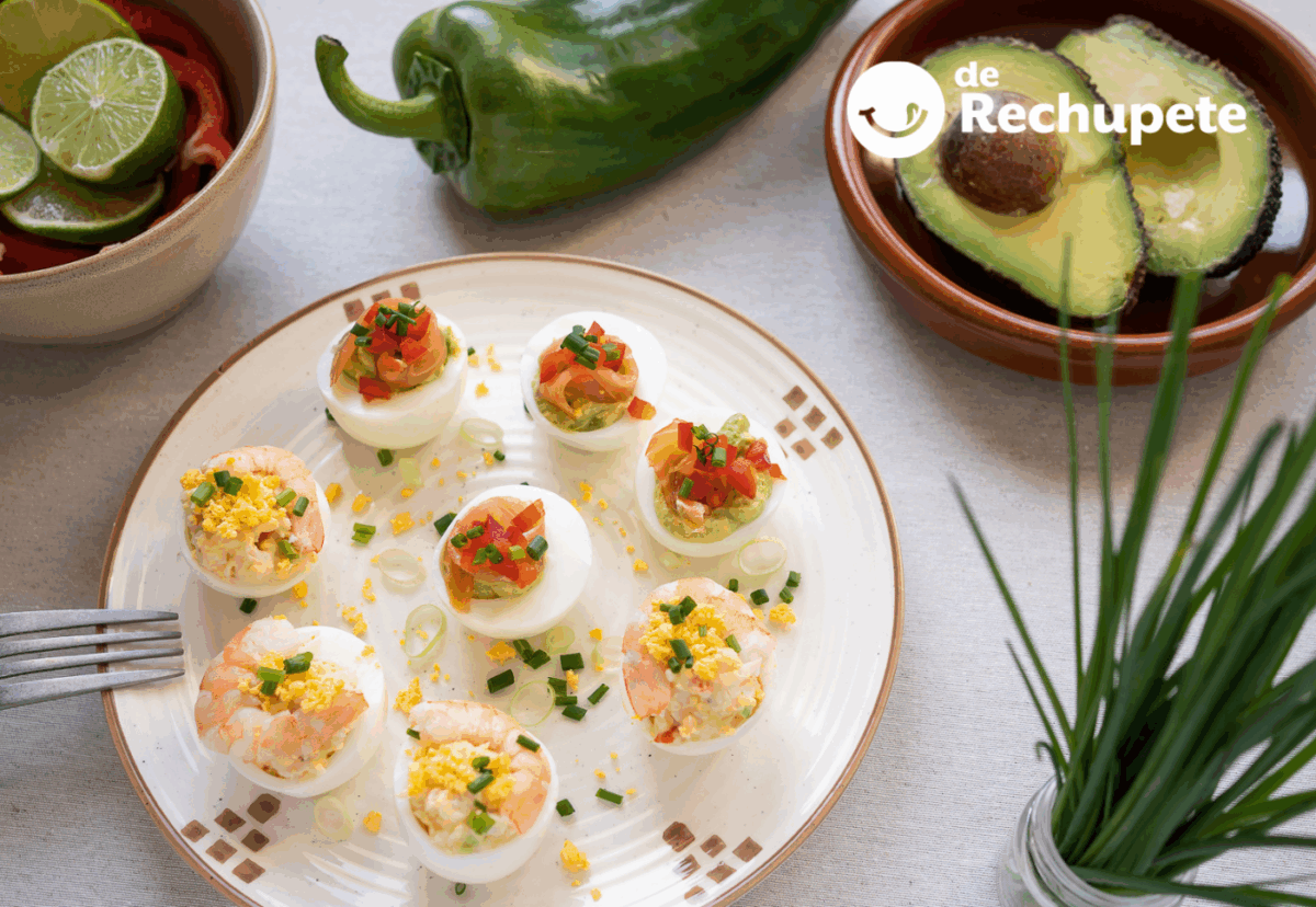 Dos tipos de huevos rellenos: de gambas y de aguacate y salmón