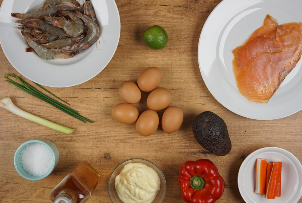 Dos tipos de huevos rellenos: de gambas y de aguacate y salmón