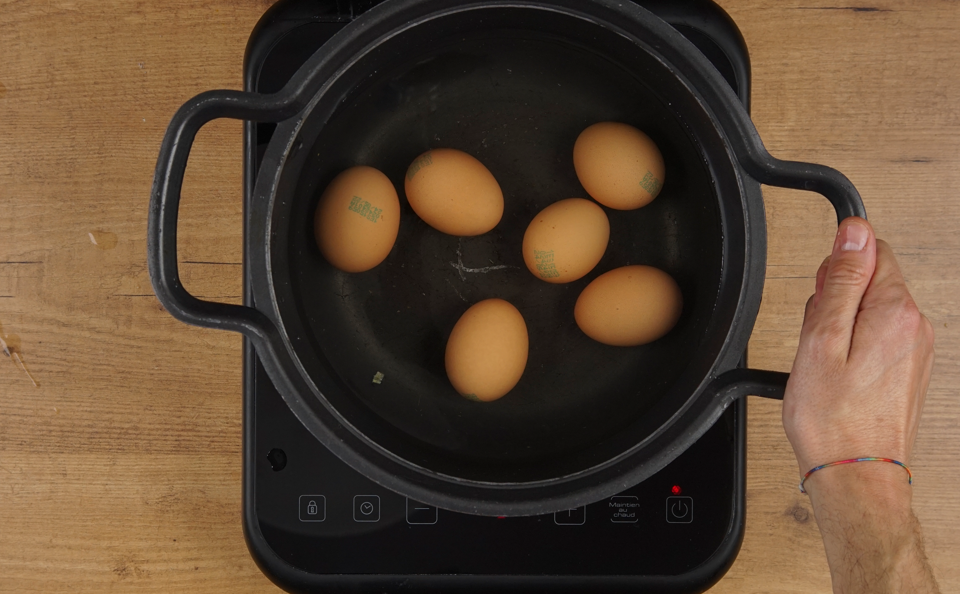 Dos tipos de huevos rellenos: de gambas y de aguacate y salmón