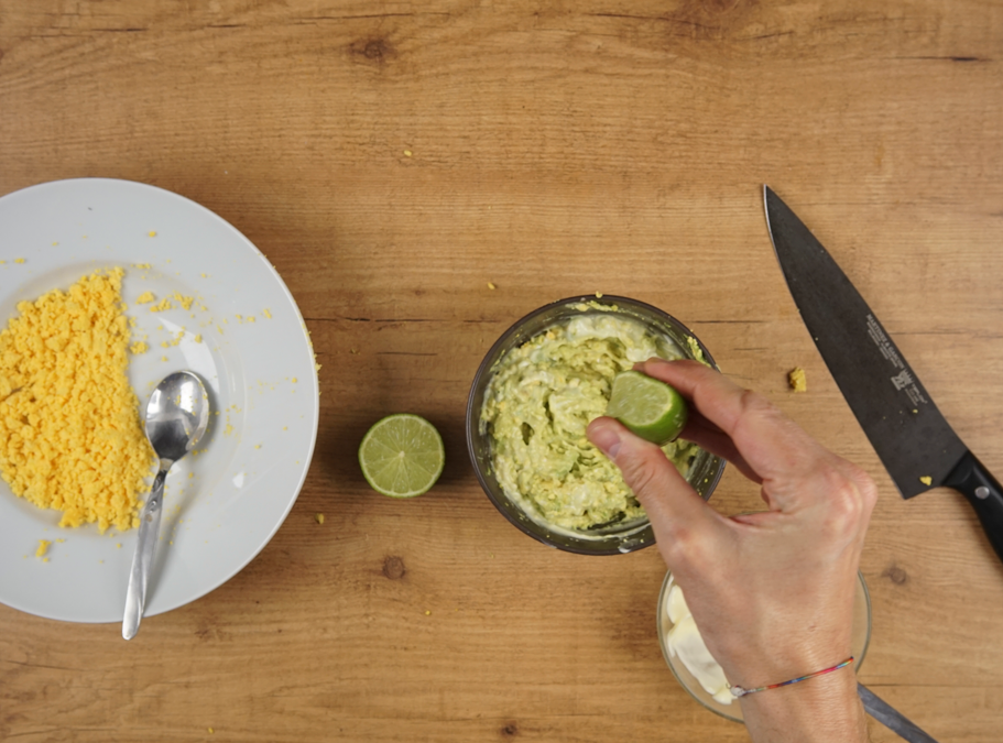 Dos tipos de huevos rellenos: de gambas y de aguacate y salmón