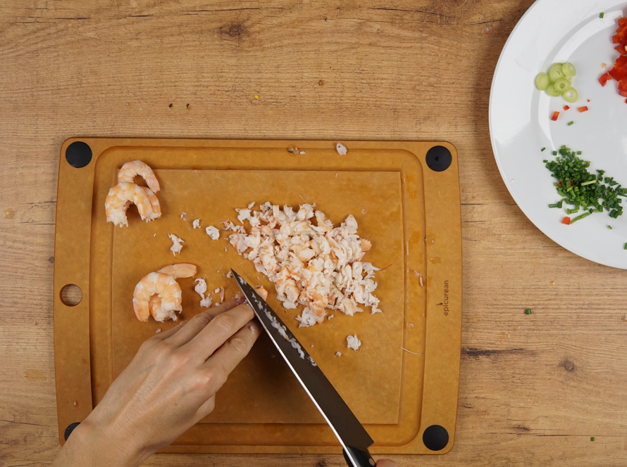 Dos tipos de huevos rellenos: de gambas y de aguacate y salmón