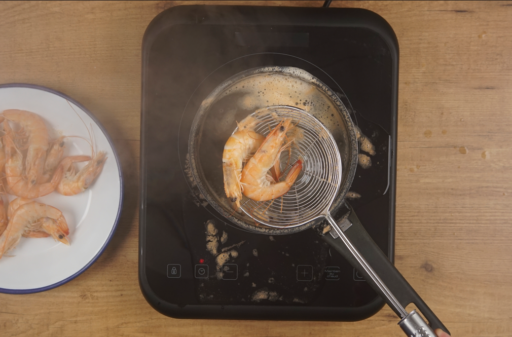 Dos tipos de huevos rellenos: de gambas y de aguacate y salmón