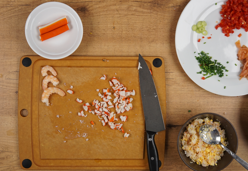 Dos tipos de huevos rellenos: de gambas y de aguacate y salmón