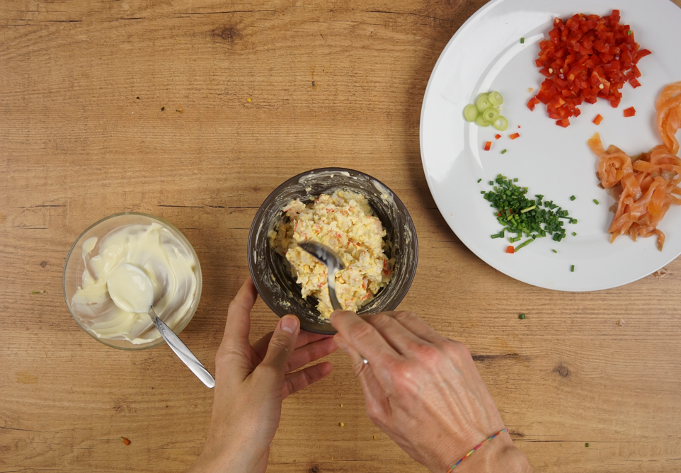 Dos tipos de huevos rellenos: de gambas y de aguacate y salmón