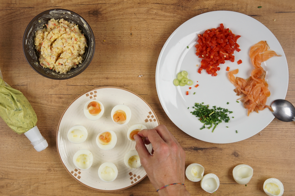 Dos tipos de huevos rellenos: de gambas y de aguacate y salmón