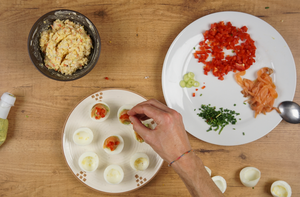 Dos tipos de huevos rellenos: de gambas y de aguacate y salmón