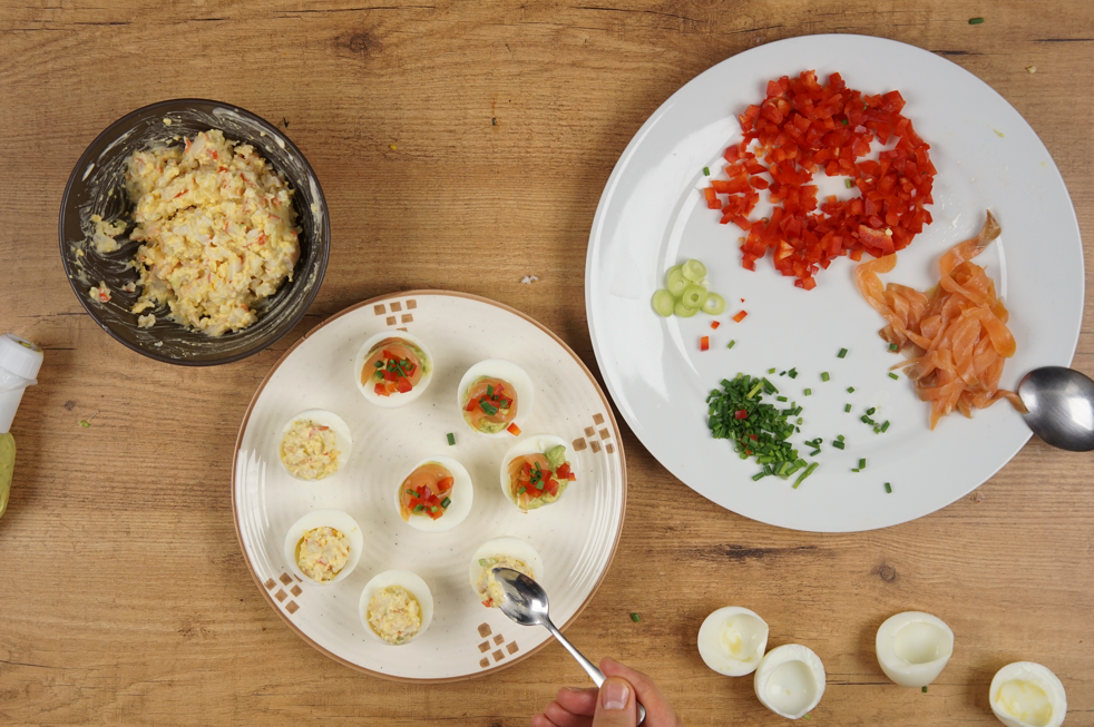 Dos tipos de huevos rellenos: de gambas y de aguacate y salmón