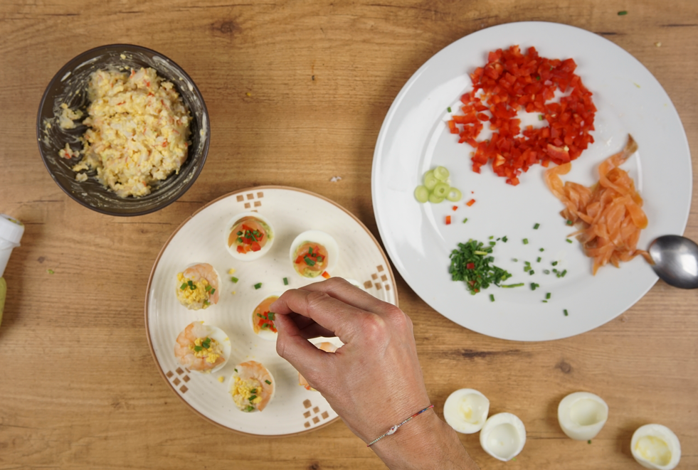 Dos tipos de huevos rellenos: de gambas y de aguacate y salmón