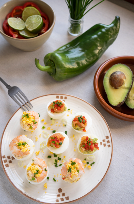 Dos tipos de huevos rellenos: de gambas y de aguacate y salmón