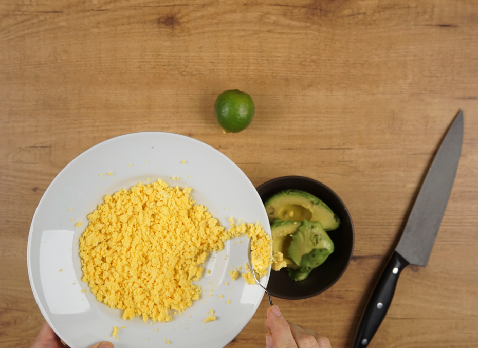 Dos tipos de huevos rellenos: de gambas y de aguacate y salmón